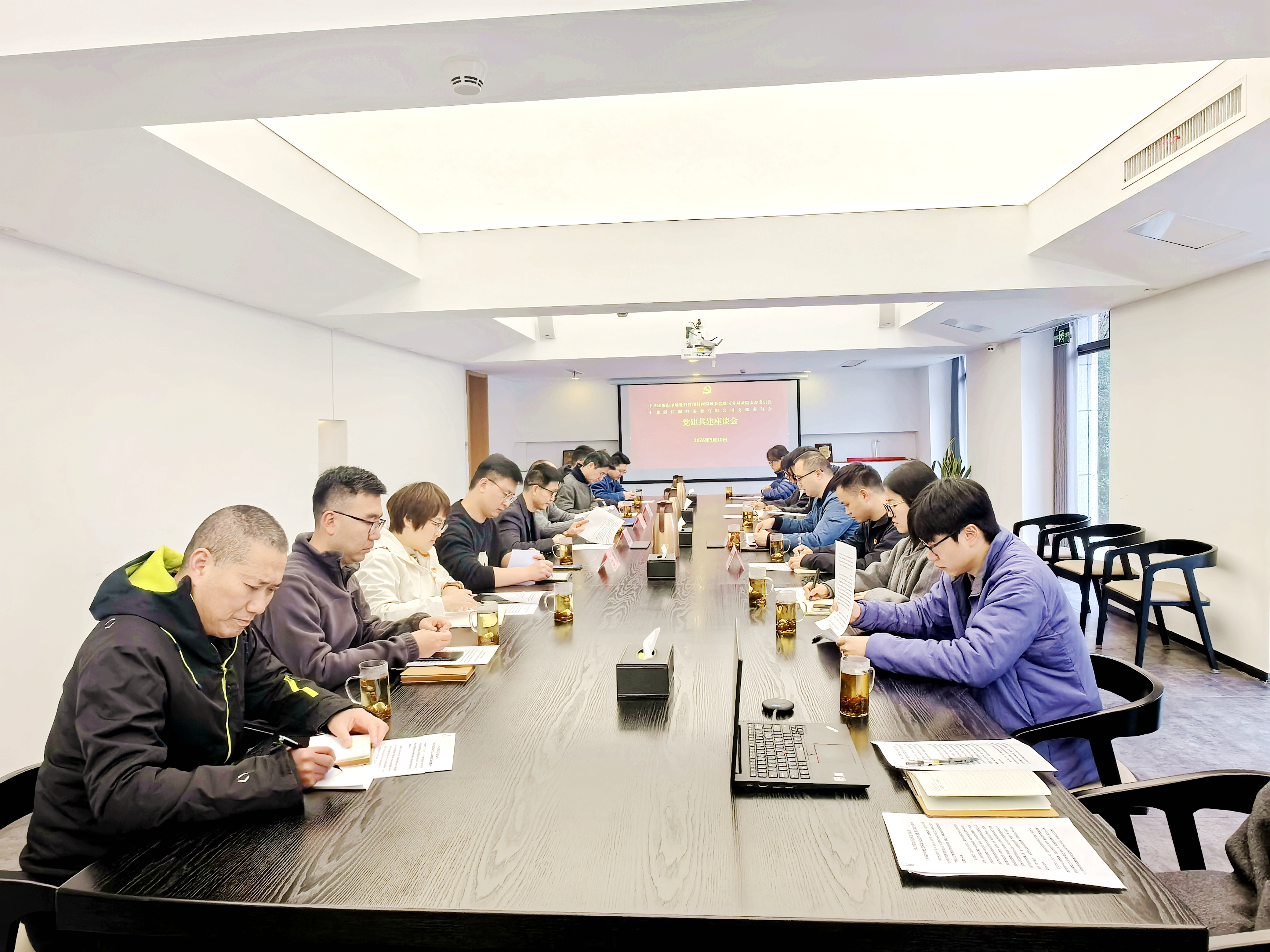 党建引领再深化 携手护航“金名片” ——狮峰茶业党支部联合灵隐党支部开展党建共建活动 党建引领再深化 携手护航“金名片” ——狮峰茶业党支部联合灵隐党支部开展党建共建活动